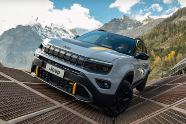 Jeep Avenger 4xe: гибридный кроссовер с полным приводом и с новой стилевой версией