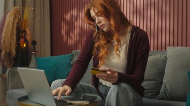 Дівчина купує товари онлайн