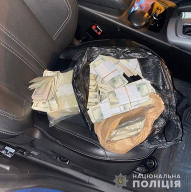 В Киеве двое мужчин пытались сбыть 240 тысяч фальшивых долларов