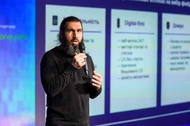 Кирило Єжов під час виступу на FinYear