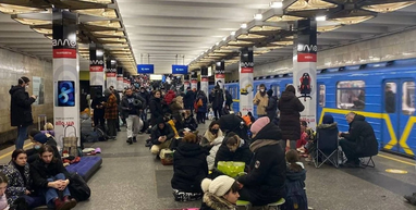 Люди прячутся в метро во время воздушной тревоги