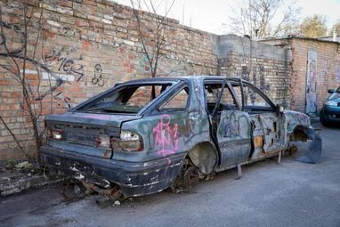 В Киеве уже убрали 600 заброшенных авто: сколько еще осталось