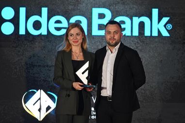 Chief of Business Development компанії «Є-гроші» Михайло Яковенко вручив нагороду начальниці Відділу продажів цифрових продуктів Департаменту цифрового банкінгу АТ «Ідея Банк» Кристині Каденюк