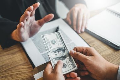 Одной из наиболее коррумпированных сфер считают строительство и земельные отношения