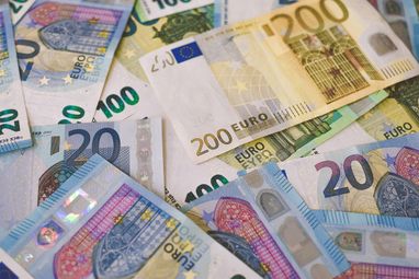 Обмін готівкової гривні на євро завершується ще у трьох країнах