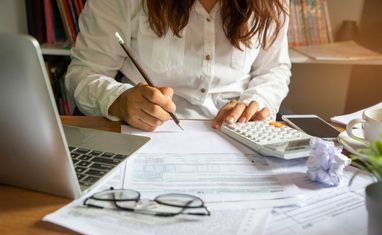 Средняя заработная плата в Украине выросла: в каких сферах зарабатывают больше всего