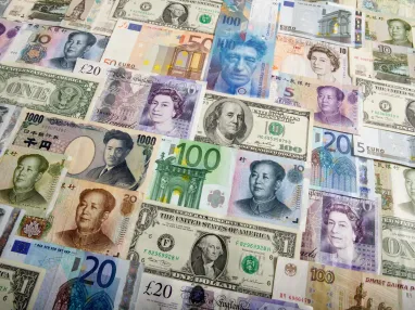 Из-за выезда россиян за границу валюты соседних стран существенно подорожали — Bloomberg