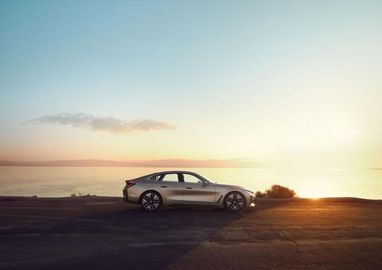 BMW представила серийный электрический фастбек Gran Coupe (фото)