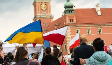 Льготы для украинцев в Польше: сколько поляков поддерживают продление выплат (опрос)