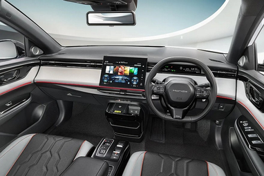 В салоне установлен узкий экран приборов и большой планшет мультимедийной системы.