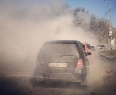 В центре Киева провалился асфальт, образовалась огромная яма (ФОТО)