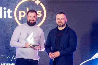 Александр Бойко, CEO SalesDoubler, (справа) вручил награду в номинации Chief Marketing Officer компании CreditPlus Ивану Подвысоцкому (слева).