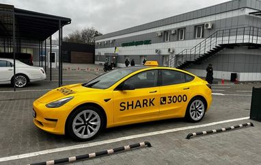 Поїздки з пригодами: таксі Tesla плутаються в маршрутах і висаджують пасажирів на швидкості