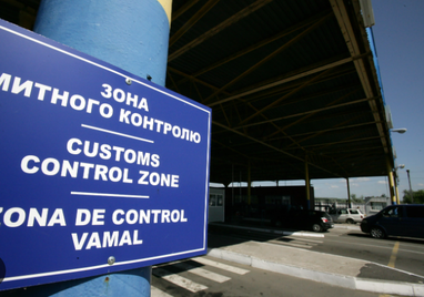 Вместо кулича и колбаски: женщина «нашпиговала» бус смартфонами на миллион гривен