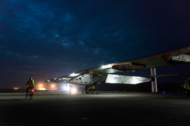 Крупнейший в мире самолет на солнечных батареях пролетел почти 7 тысяч километров