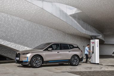 BMW представила електрокар з двома двигунами (фото)