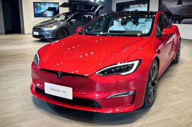 Tesla показала оновлений варіант електромобіля Model S