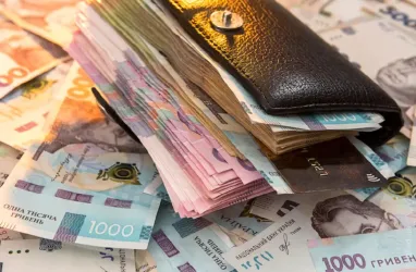 Українці отримали менші зарплати у грудні через податкове навантаження, яке зросло до 45%