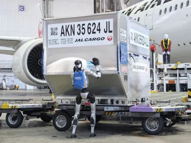 Робот выполняет базовые операции по перемещению грузов и взаимодействию с инфраструктурой аэропорта