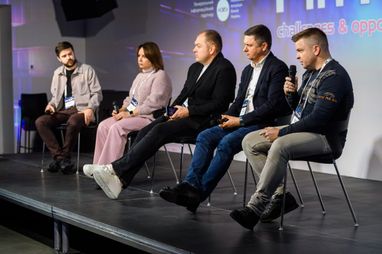 На фото (слева направо): Сергей Грабчак (модератор), Оксана Губина, Алексей Миропольский, Антон Романчук и Дмитрий Полищук