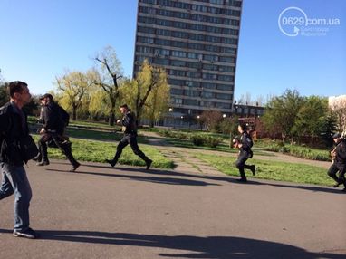 У Маріуполі співробітники ВВ нібито звільнили будівлю міськради від загарбників, але що там зараз - не ясно (ФОТО)