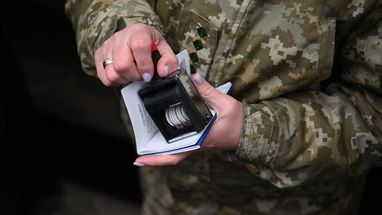 Військовозобов'язаним почали вклеювати штрих-код у військовий квиток — для чого це потрібно