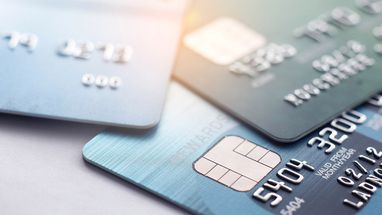 У чому різниця між дебетовими і кредитними картками