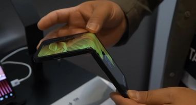 Samsung продемонструвала смартфон, що гнеться у два боки (відео)