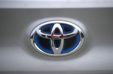 Toyota планує випускати електричні Land Cruiser та RAV4 у США