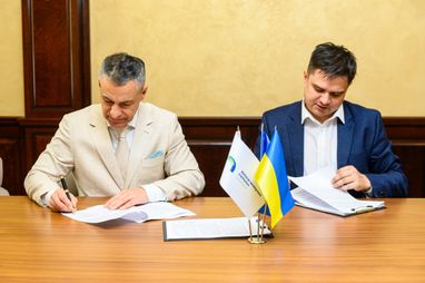 Фото момента подписания соглашения между ПУМБ и НУР