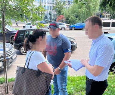 Присвоили 5 квартир и полдома умерших людей: в Киеве разоблачили банду адвокатов и нотариуса