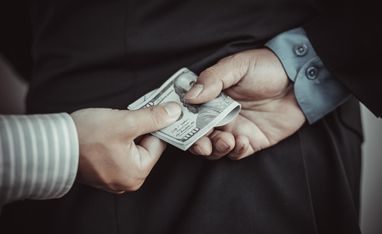 Украинцы ответили, какие сферы в стране наиболее коррумпированы