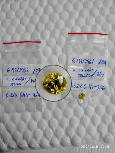 Киевские таможенники перехватили более 60 американских бриллиантов (фото)
