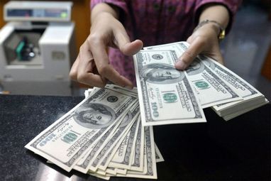 Українці продають більше доларів, ніж купують