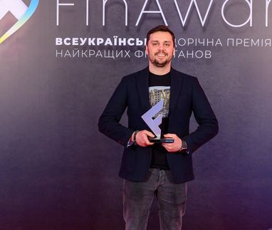Счастливый победитель Владислав Билан, директор компании MyCredit, с наградой на FinAwards-2023