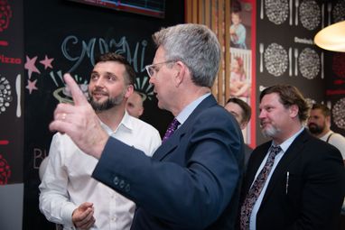 Посол США в Украине провел встречу с генеральным директором Domino's Pizza