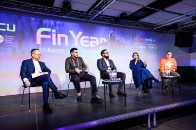 На фото (зліва-направо): Сергій Наумов (модератор), Євген Шуліка, Олег Спірін, Ірина Старомінська та Аркадій Шидер