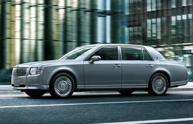 Toyota запустила у продаж розкішний седан Century (фото)
