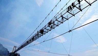 Китайцы открыли самый высокий в стране стеклянный мост (фото)