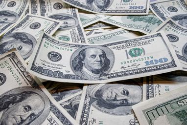 Тиск на курс посилюється і стримується значними інтервенціями НБУ