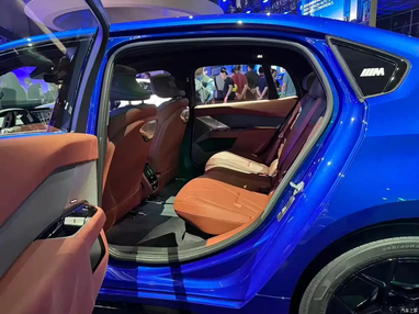 BMW i3 L просторнее на заднем ряду