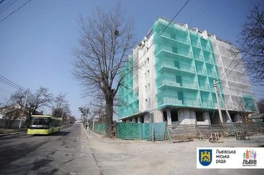 В Україні вперше знесли незаконну багатоповерхівку (фото)