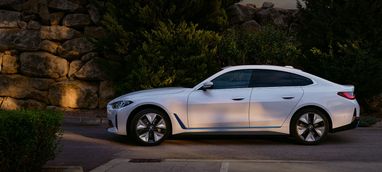 Електромобіль BMW i4 отримав флагманську версію (фото та ціна)