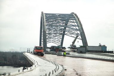 Пылевая буря повредила новый мост в Киеве (фото)
