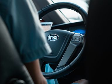 Яка компанія може стати лідером на ринку автомобілів у 2024 році