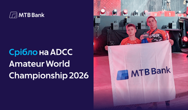 Нагородження срібних призерів з прапором спонсора MTB Bank після чемпіонату ADCC.