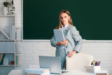 Удвічі менше середньої зарплати: скільки заробляють вчителі в Україні