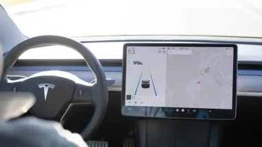 Tesla на автопилоте врезалась в дом, погиб человек — детали