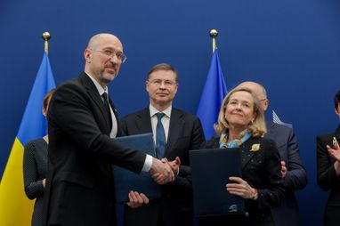 Економіка, відбудова і космос: Україна підписала в Брюсселі угоди з Євросоюзом та ЄІБ