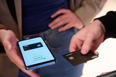 Украинцам понравилось оплачивать покупки через смартфоны: в 2024 году сумма оплат товаров и услуг через «Терминал» ПриватБанка выросла более чем в три раза